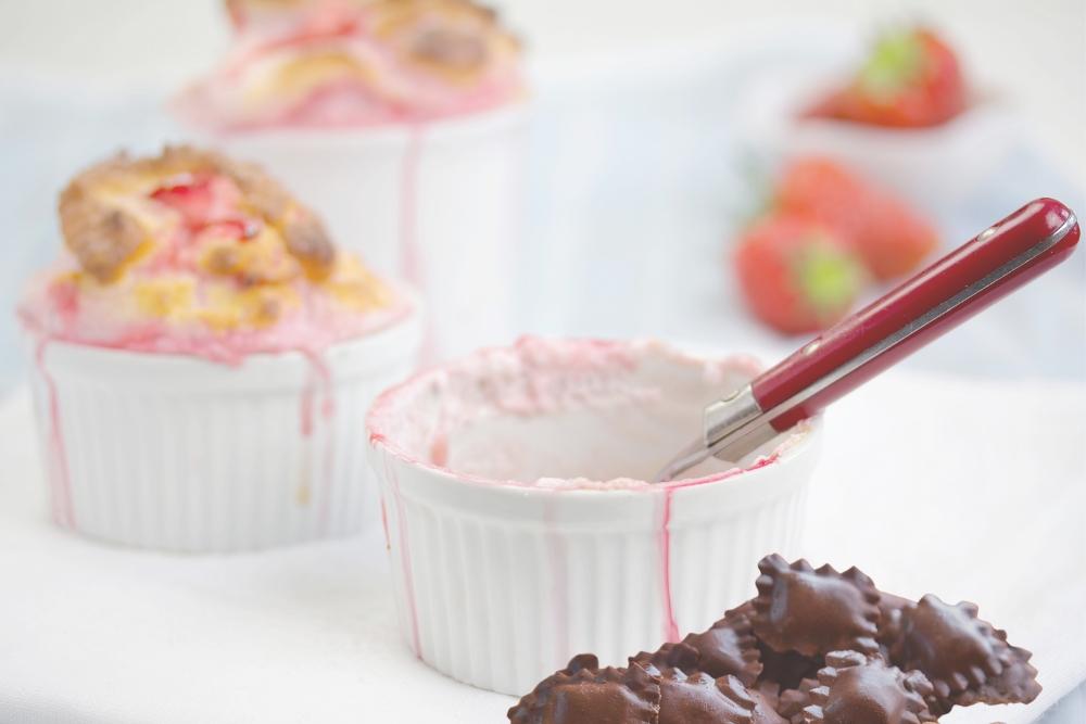 Soufflé de fruits rouges et ravioles au chocolat