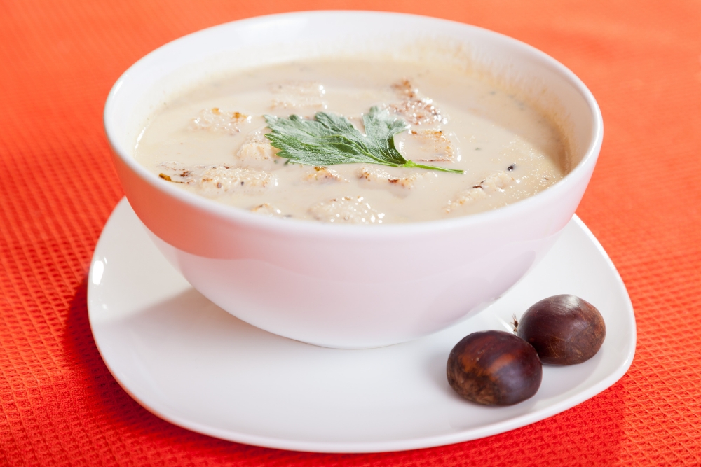 Velouté de marrons, ravioles aux cèpes et champis de paris